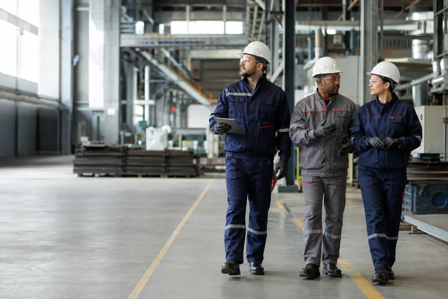 Profissionais com equipamentos de proteção em um ambiente industrial