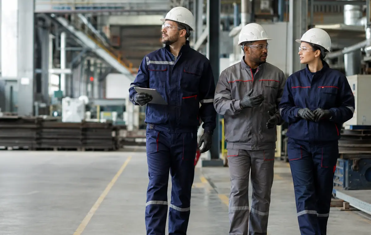 Equipe capacitada reunida em ambiente industrial